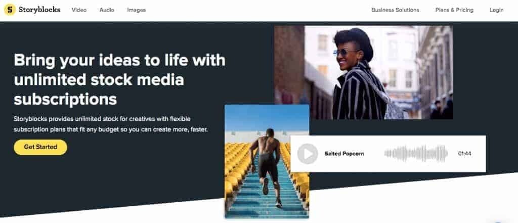 Una mujer sonriendo, un hombre subiendo corriendo las escaleras y un mensaje de audio visible.