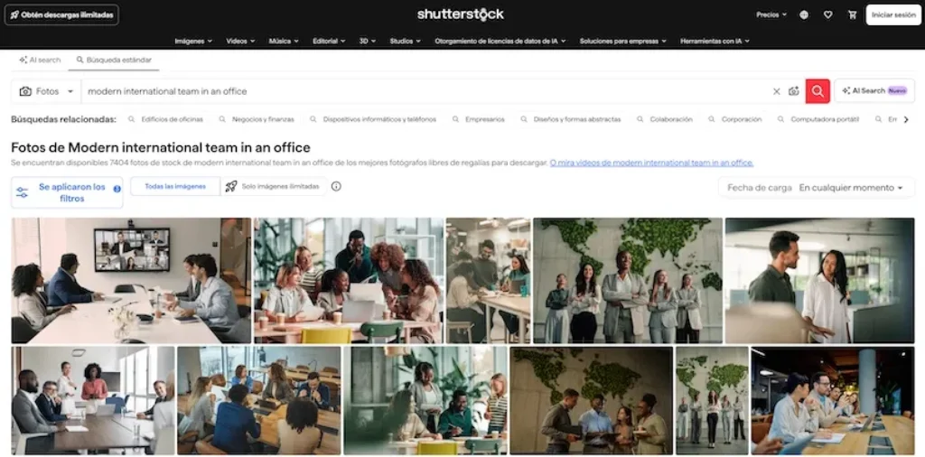 Fotografías de archivo de Shutterstock en equipos en la oficina